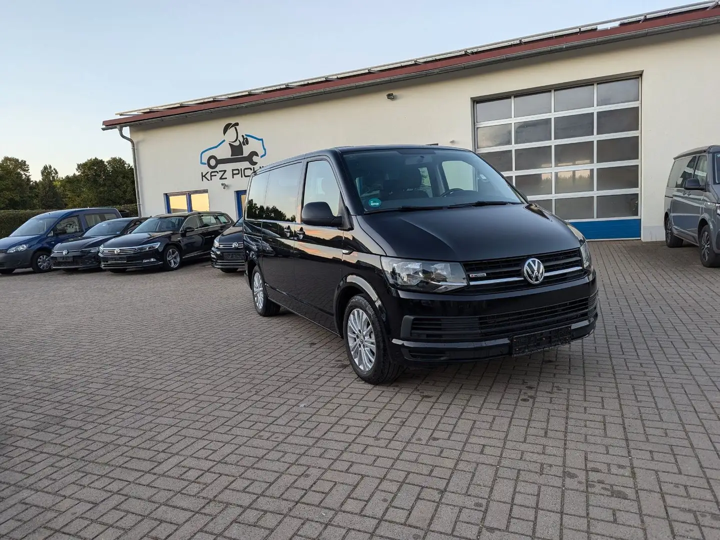 Volkswagen T6 Multivan Trendline,4Motion,AHK,SH, Schwarz - 1