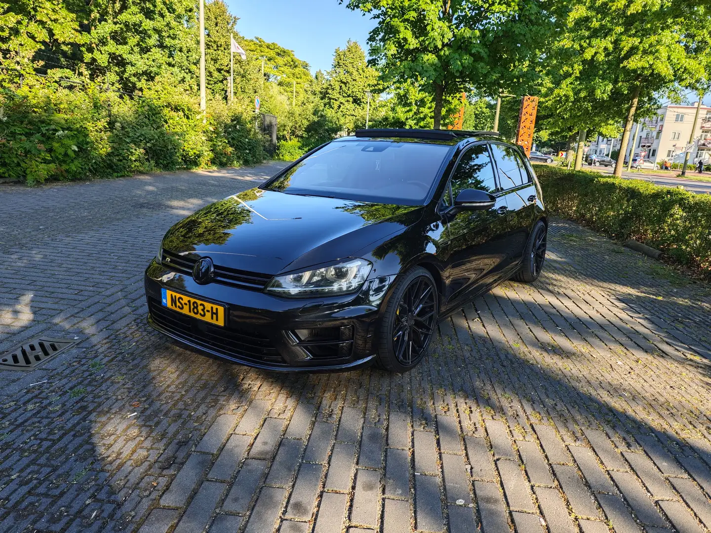 Volkswagen Golf 7 R 2.0 TSI 300PK Pano Keyless 4Motion Zwart Zwart - 1