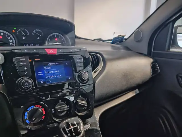 Lancia Ypsilon view 8