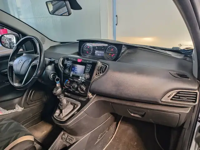 Lancia Ypsilon view 9