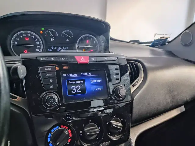 Lancia Ypsilon view 7