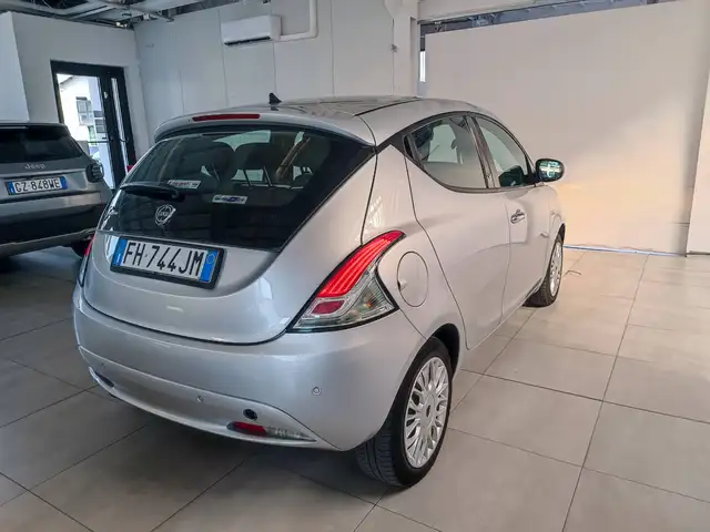 Lancia Ypsilon view 5