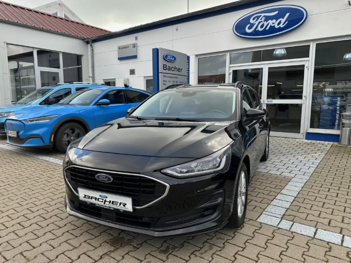 Ford Focus Turnier 1.0 Cool & Connect EcoBoost Schwarz - 1