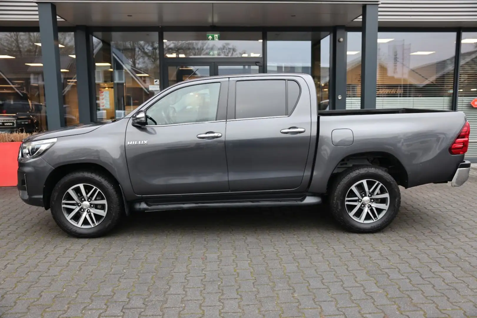 Toyota Hilux 2.4 D-4D DUBBEL CABINE LIMITED B/E TREKKER A/T 5 S Grijs - 2
