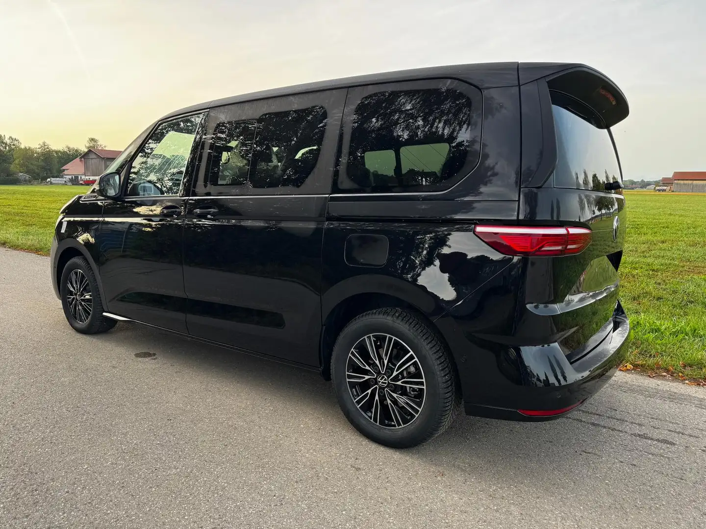 Volkswagen T7 Multivan 1,5eHybrid DSG 4Motion High KÜ 5 Sitzer 180 kW ... Schwarz - 2