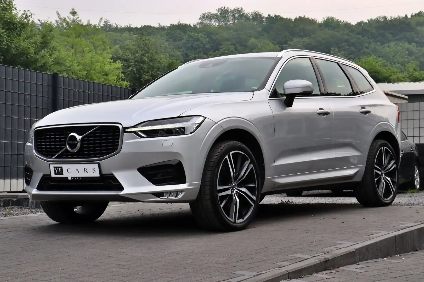 Volvo XC60 R Design  *LED*STANDH.*CAR-PLAY*21"*MEMORY* Silber - 2