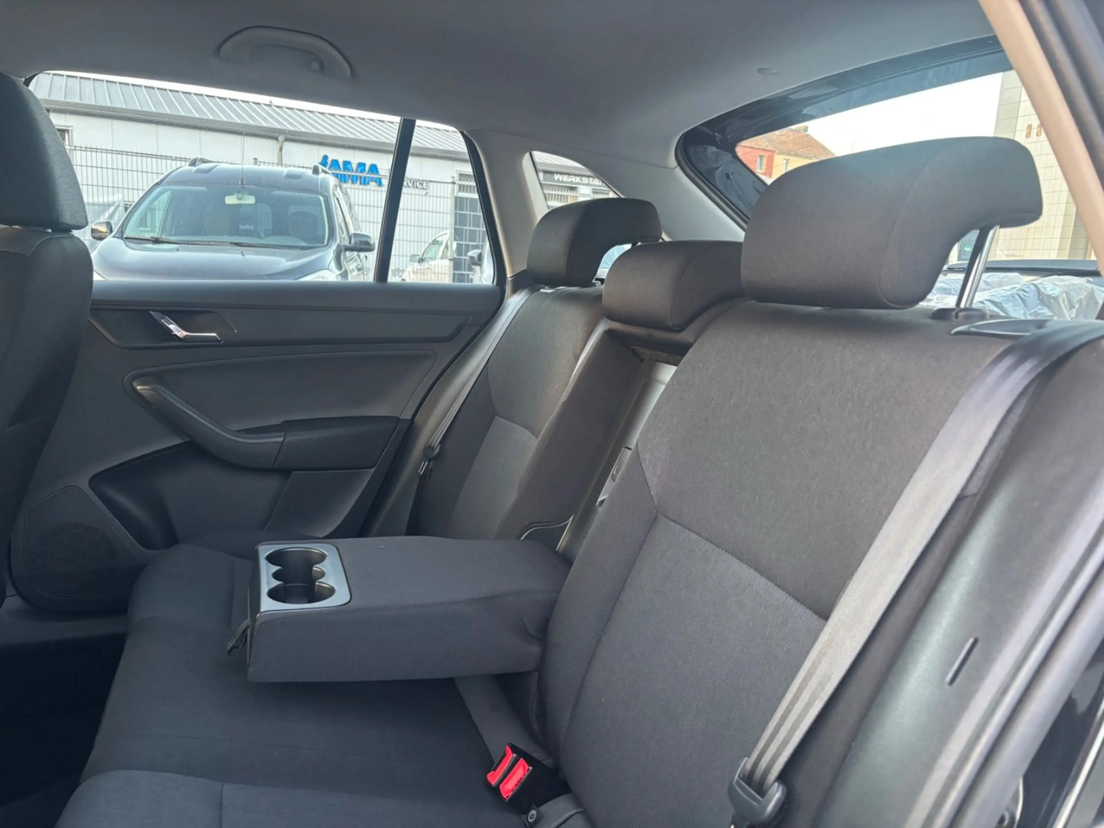 Skoda Rapid/Spaceback Spaceback Cool*KLIMA*TOUCH*PDC*DAB*LM* — photo 9