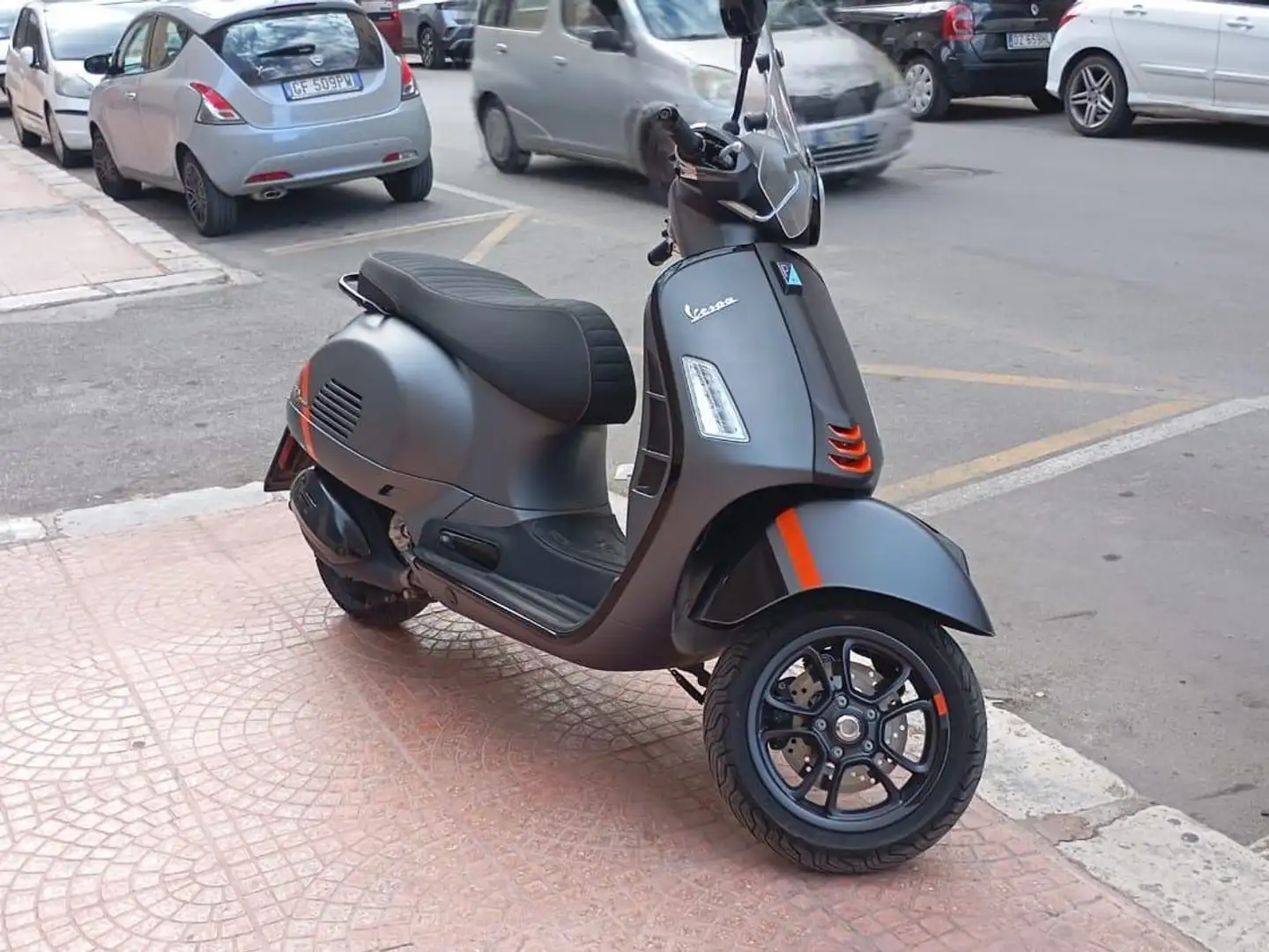 Vespa GTS 300 Šedá - 1