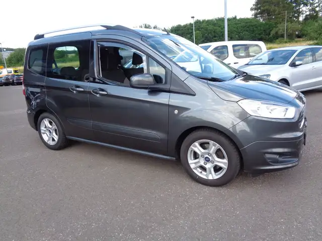 Ford Tourneo Courier view 3