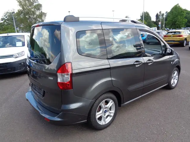 Ford Tourneo Courier view 4
