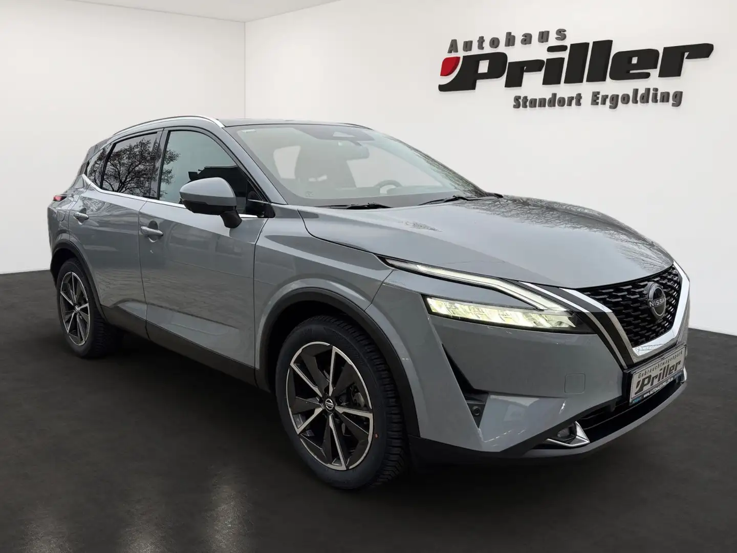 Nissan Qashqai 1.3 DIG-T N-Connecta *PANO/HUD/SHZ/LED* Grijs - 2
