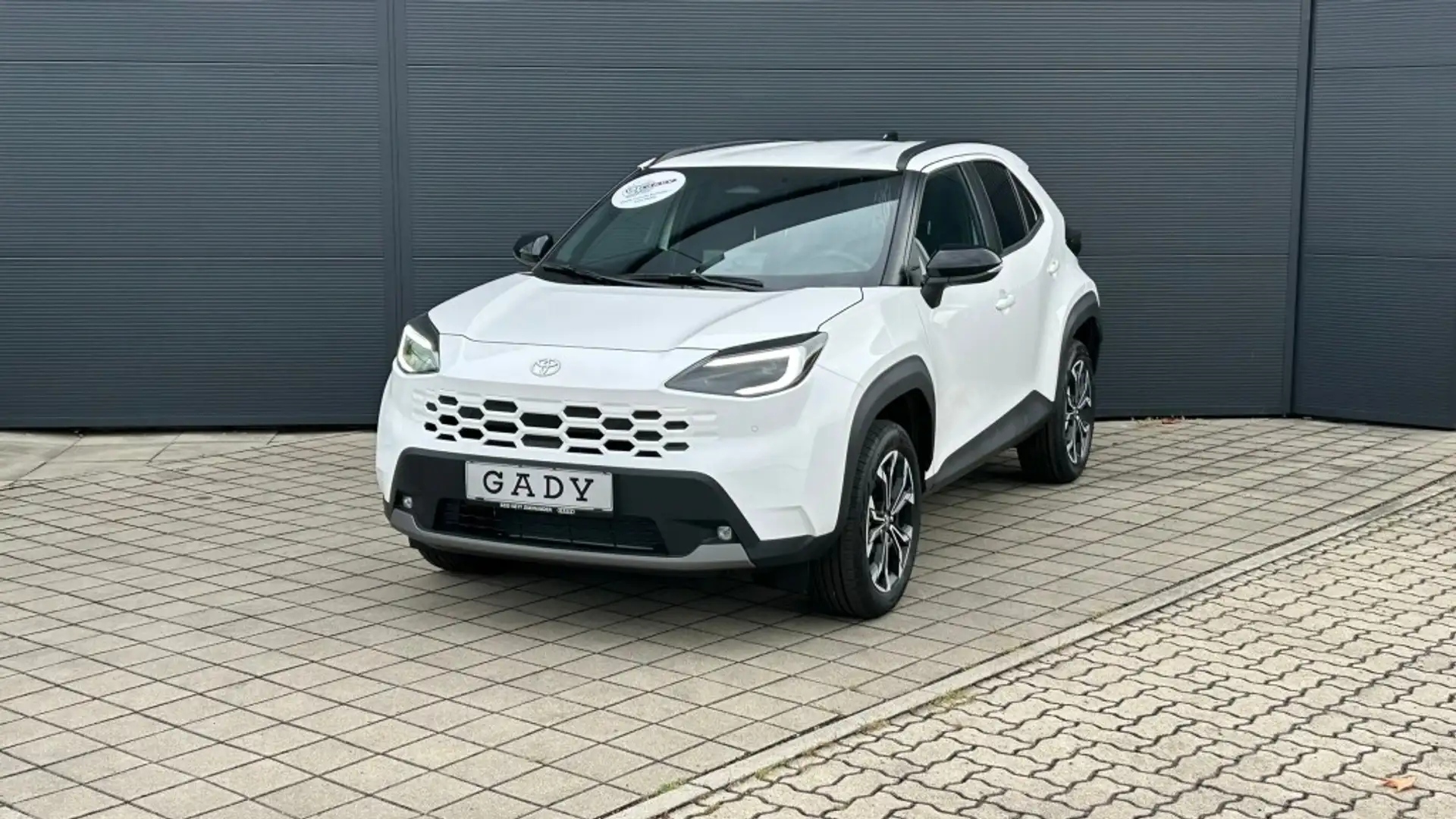 Toyota Yaris Cross 1,5 VVT-i Hybrid Teamplayer Aut. Weiß - 2
