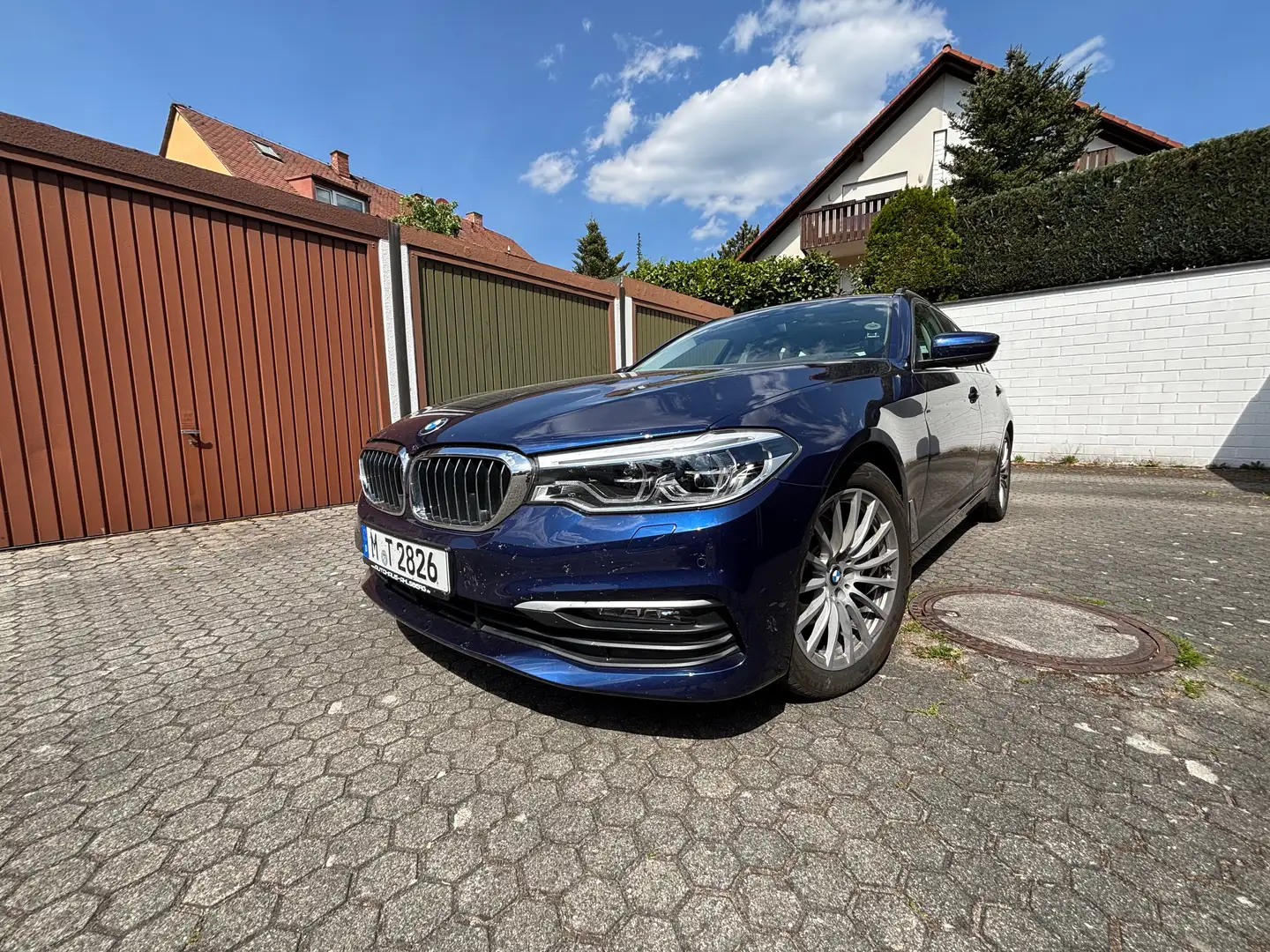 BMW 520 520i Touring Aut. Luxury Line HUD AHK Standheizung Blau - 1