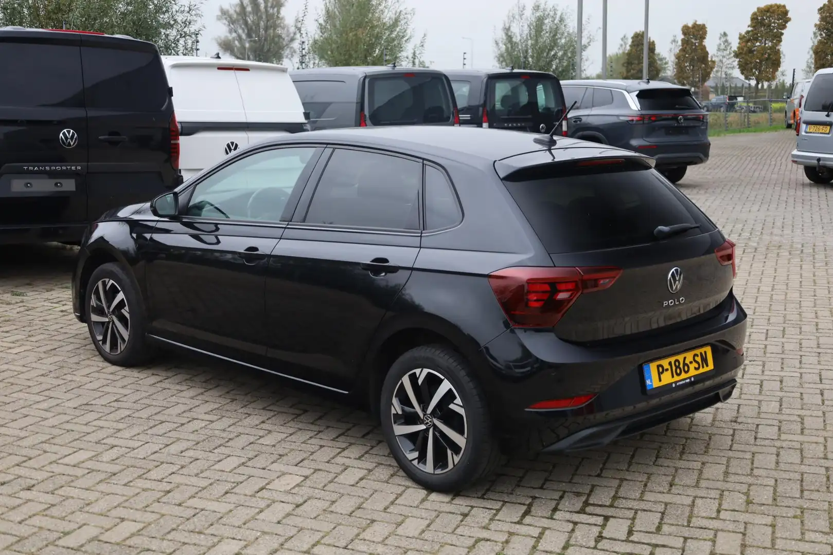 Volkswagen Polo 1.0 TSI Life 70KW-95-PK DSG, Navigatie, parkeersen Zwart - 2