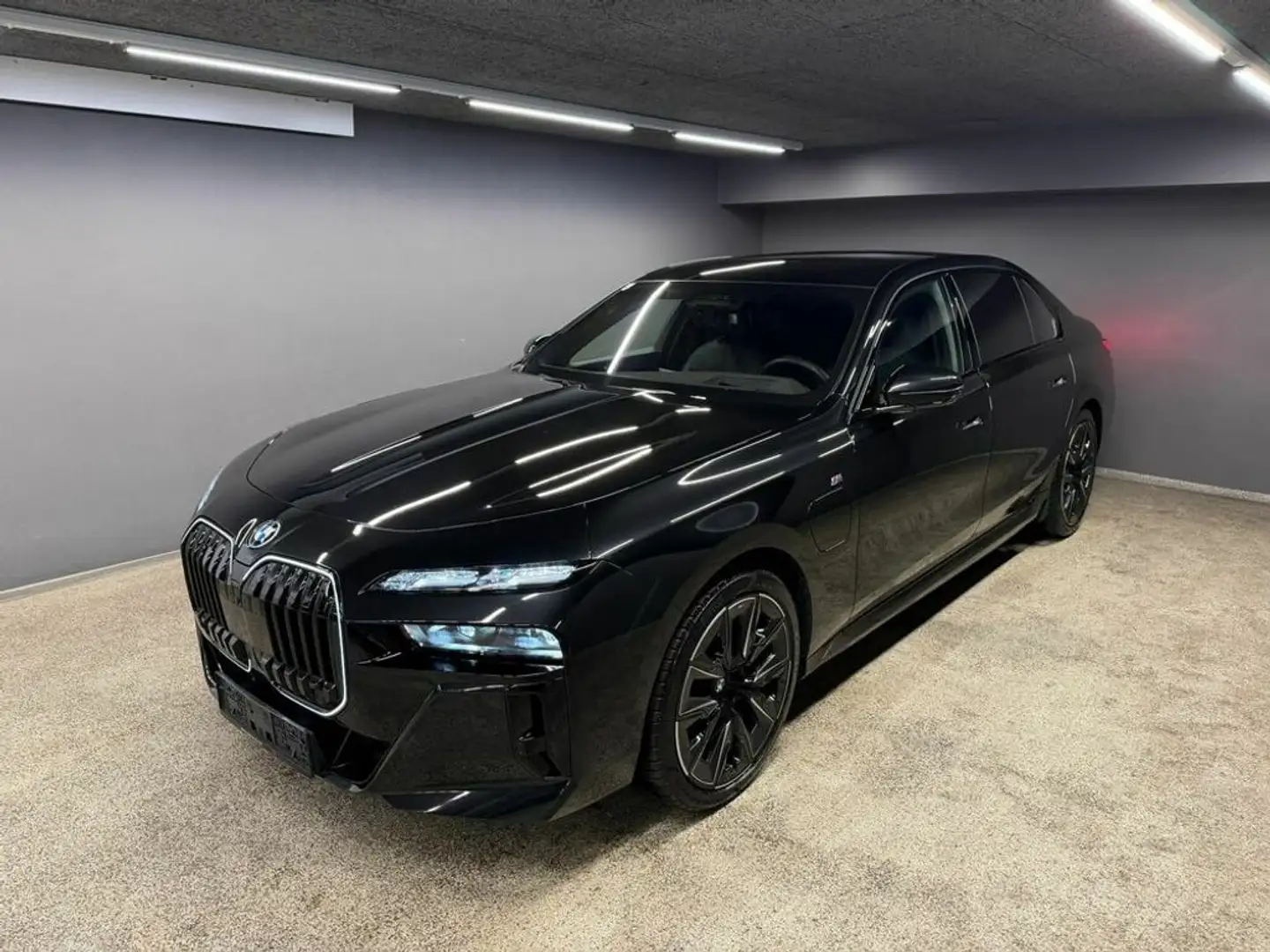 BMW 750 e xDrive M Sport Schwarz - 1