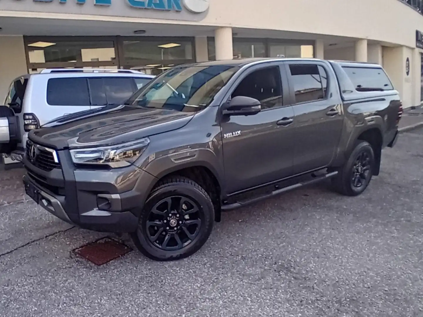 Toyota Hilux Hilux 2.8 d-4d 48V double cab Invincible auto Gris - 2