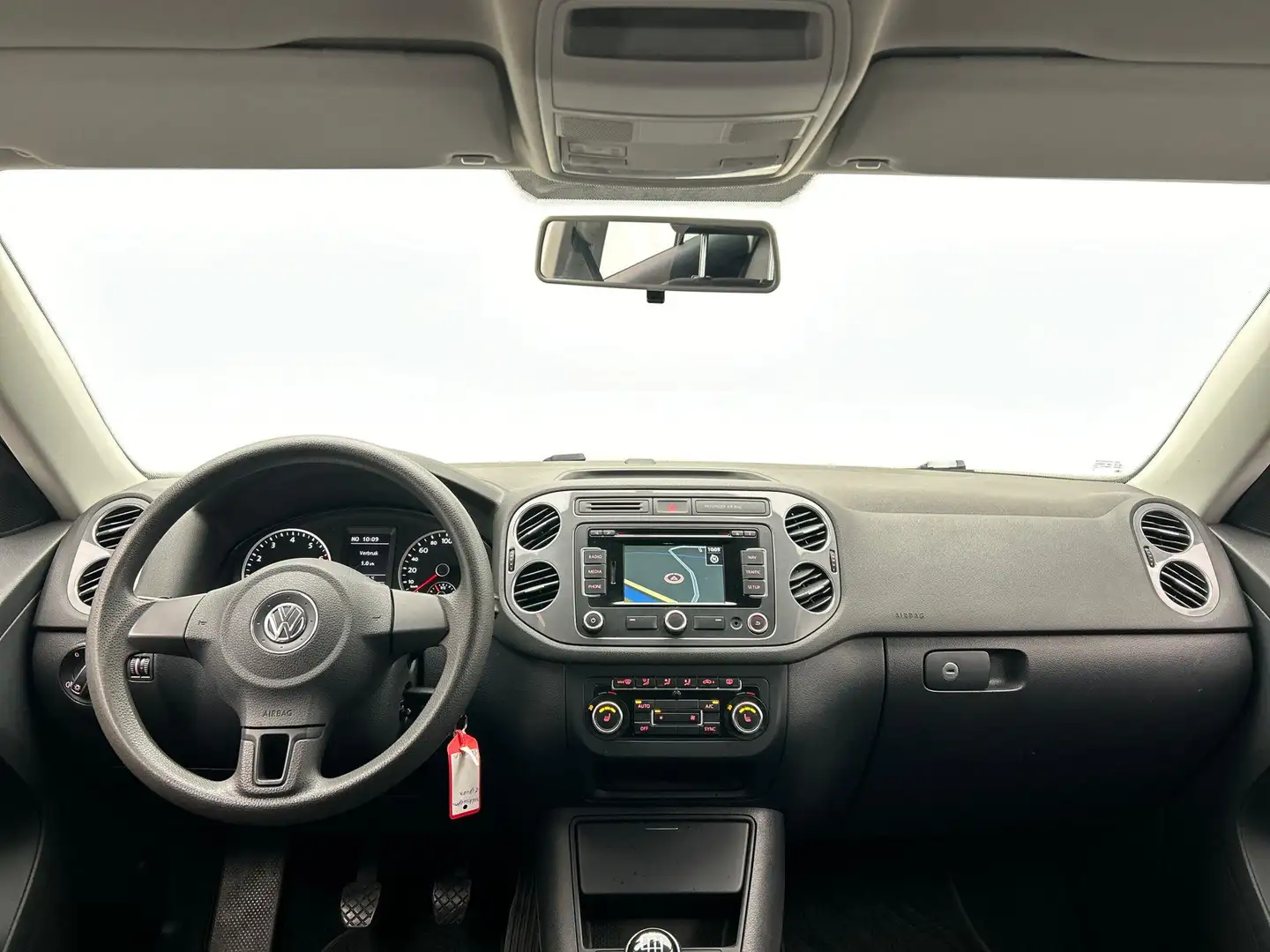 Volkswagen Tiguan 1.4 TSI Comfort&Design Edition Stoelverwarming Nav Zwart - 2