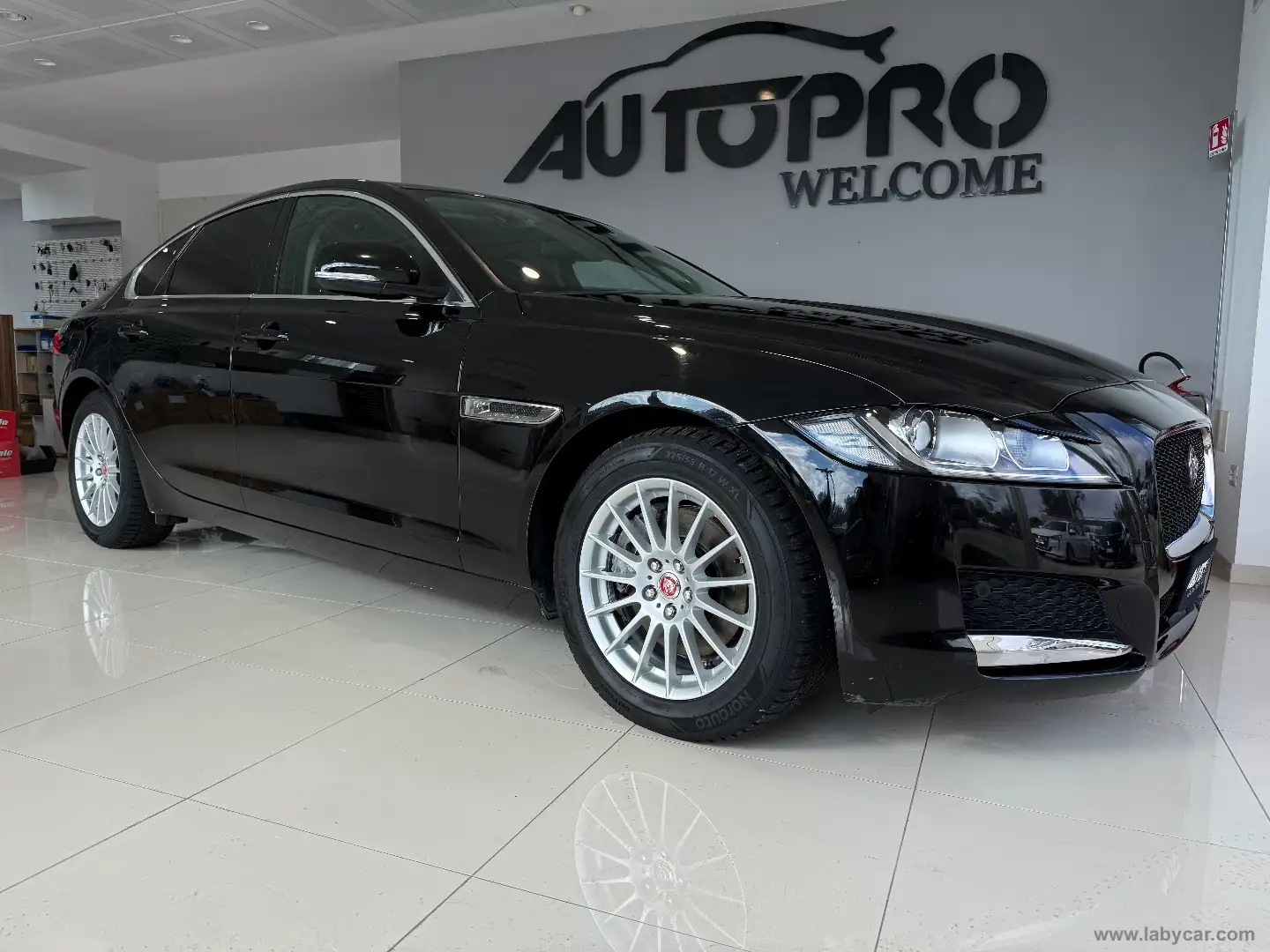 Jaguar XF 2.0 D 180 CV aut. Pure Nero - 2