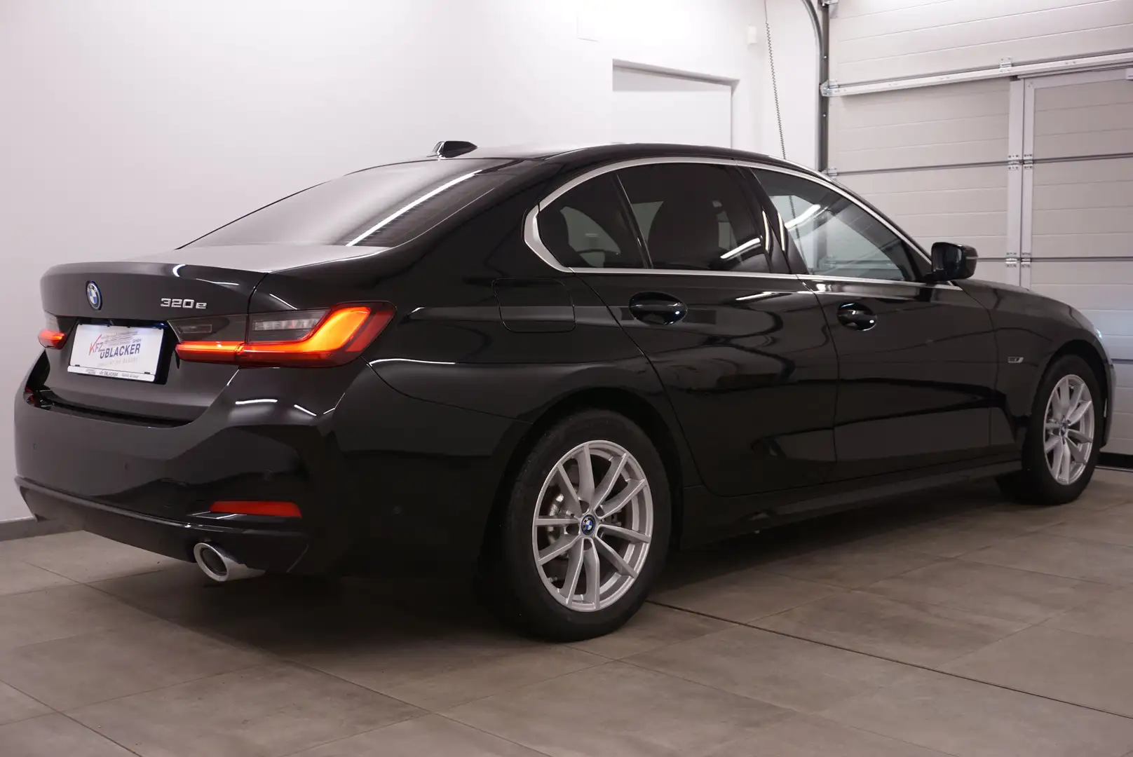 BMW 320 e Sport // Abstandstempomat // Schwarz - 2