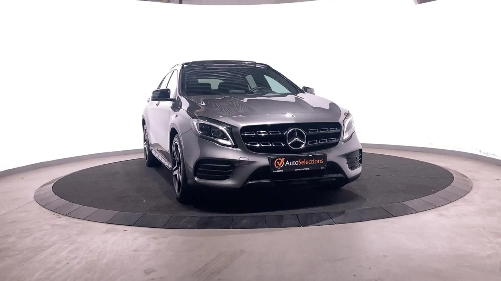 Mercedes-Benz GLA 180 AMG / Automaat / Ponadak/ Camera Grijs - 2