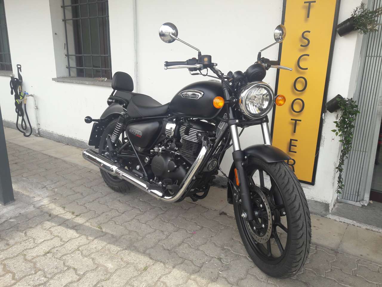 Royal Enfield Meteor 350 Royal Enfield  Meteor 350 Stellar Black