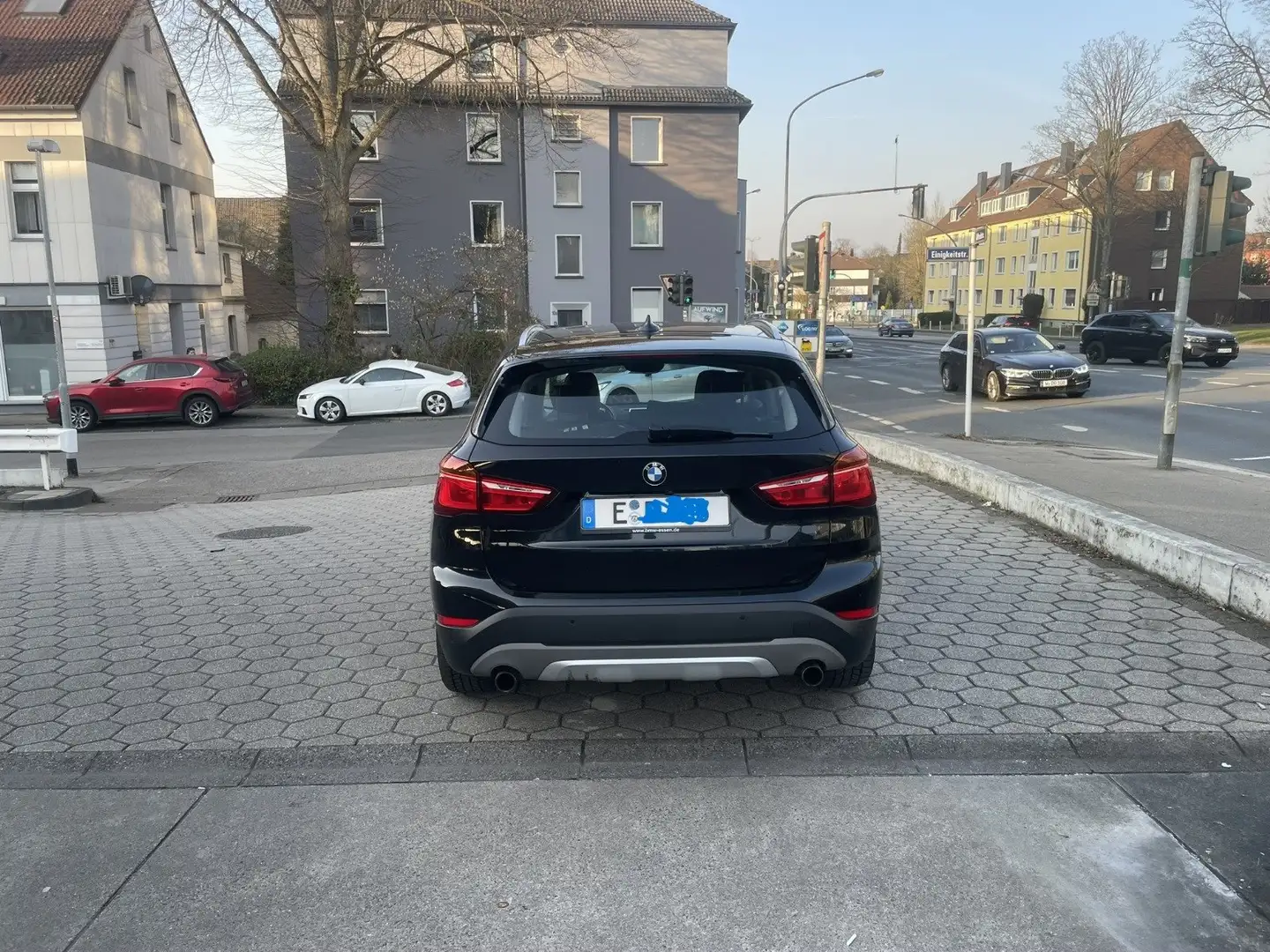 BMW X1 X1 xDrive20i Aut. xLine Schwarz - 2