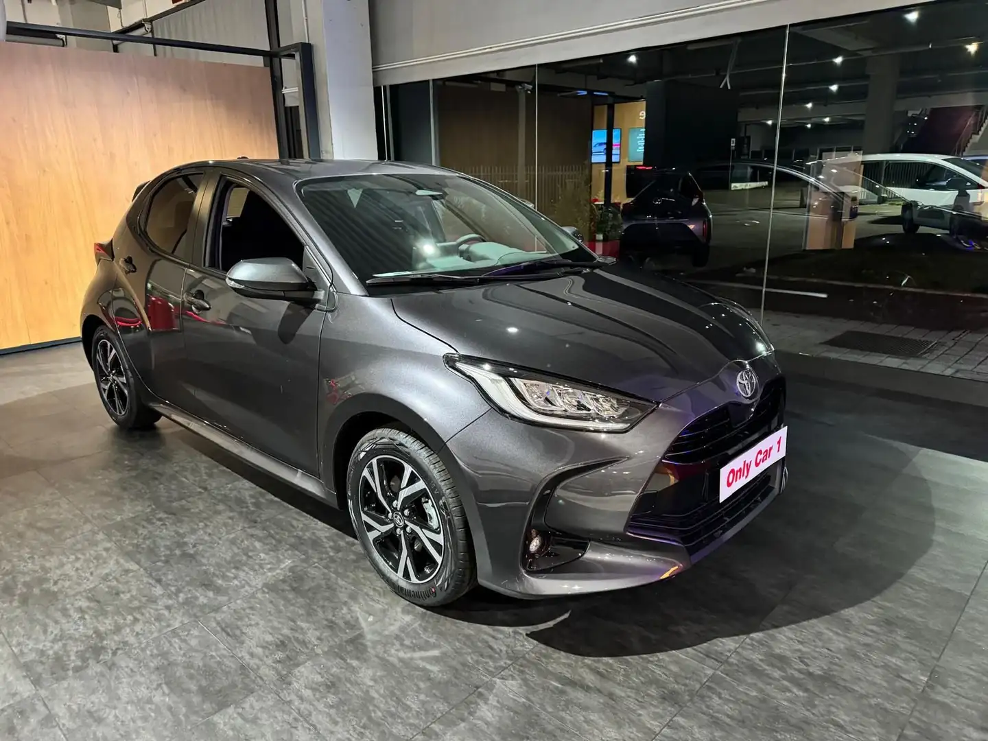 Toyota Yaris Yaris 1.5 Hybrid 5 porte Trend Grigio - 2