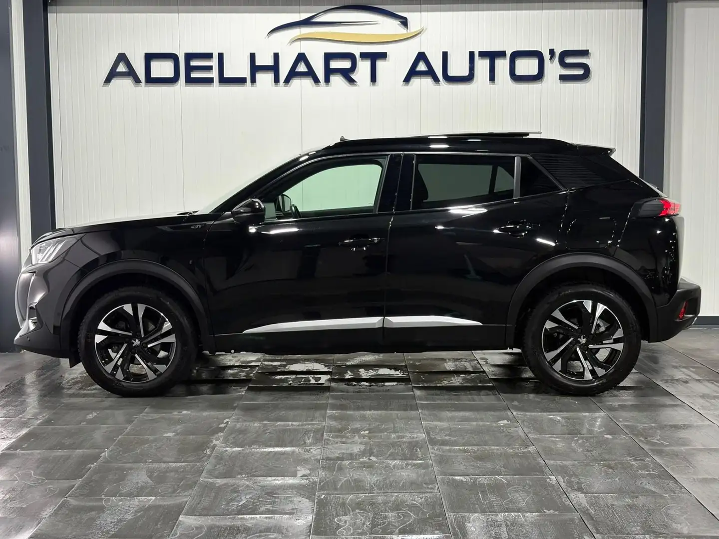 Peugeot 2008 1.2 PureTech GT Automaat / Panorama dak / Navigati Zwart - 2