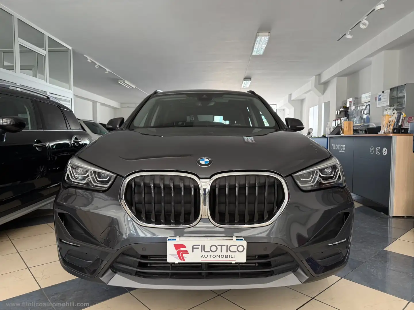 BMW X1 xDrive20d AUTO Business Advantage TETTO PANORAMICO Gris - 2