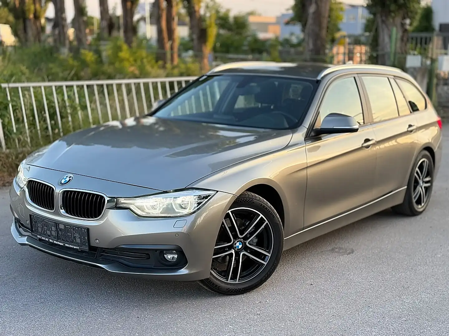 BMW 318 d Touring***Automatik***Finanzierung Möglich****v Grau - 1