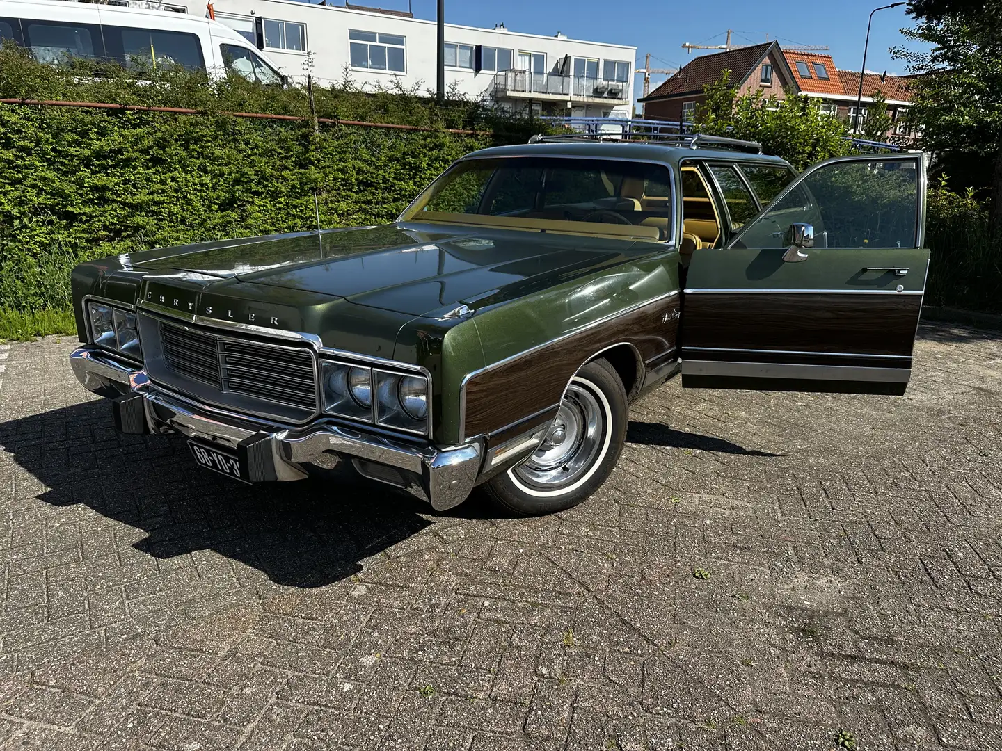 Chrysler Town & Country Stationwagon - 1