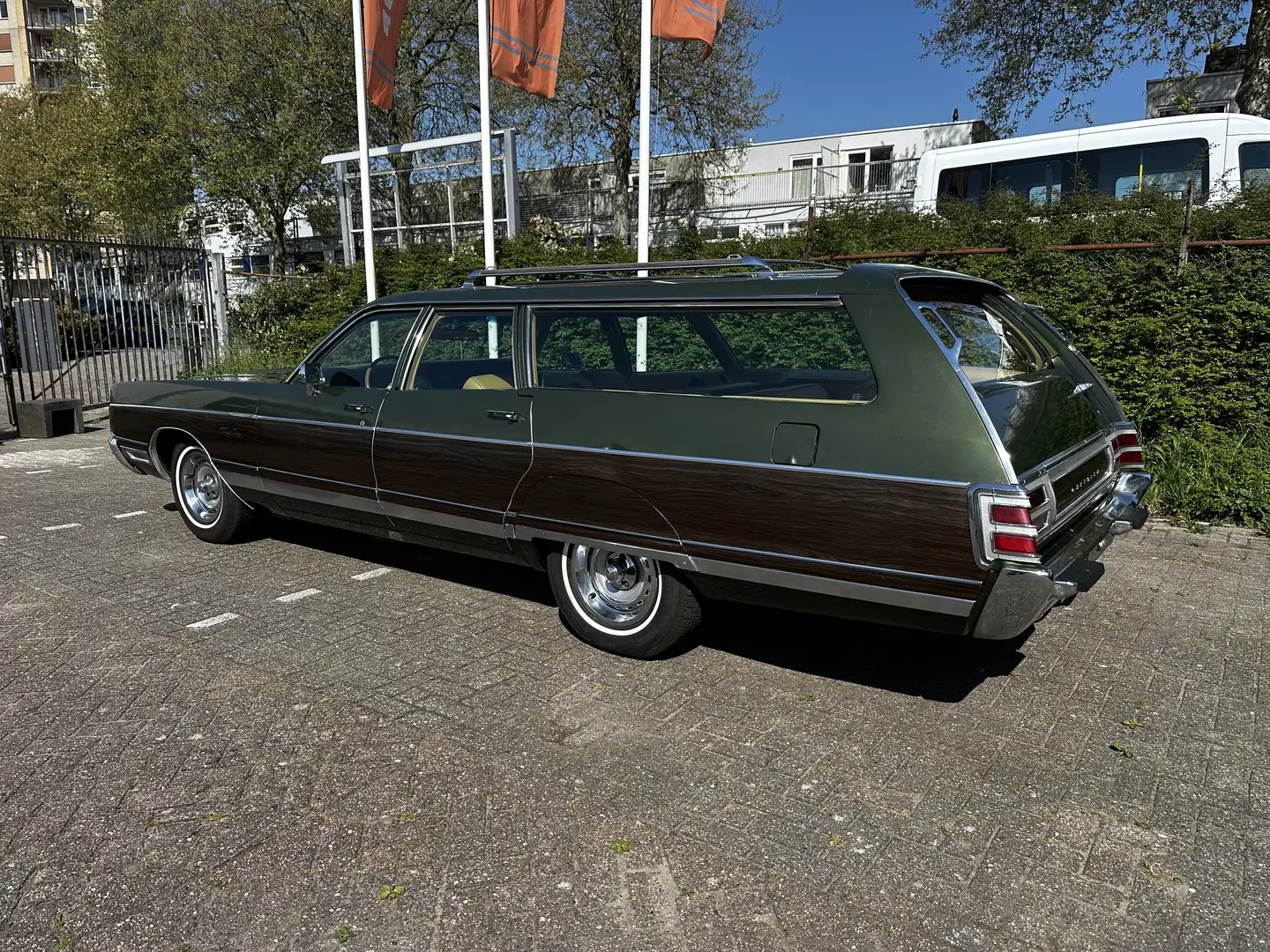 Chrysler Town & Country Stationwagon - 2