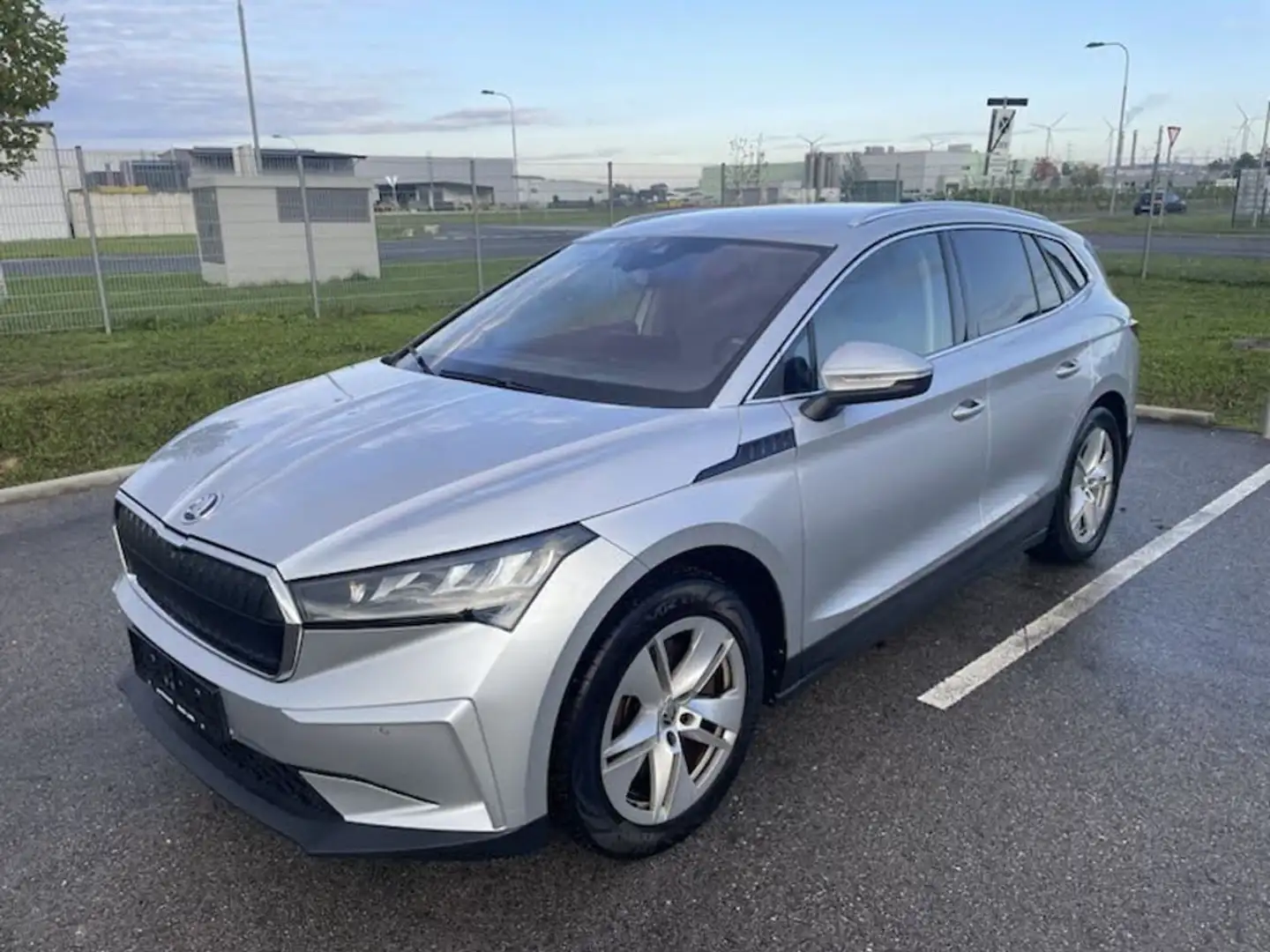 Skoda Enyaq iV 80 82kWh 1-Hand Top Anhängev. elektrisch Mod 22 Silber - 1