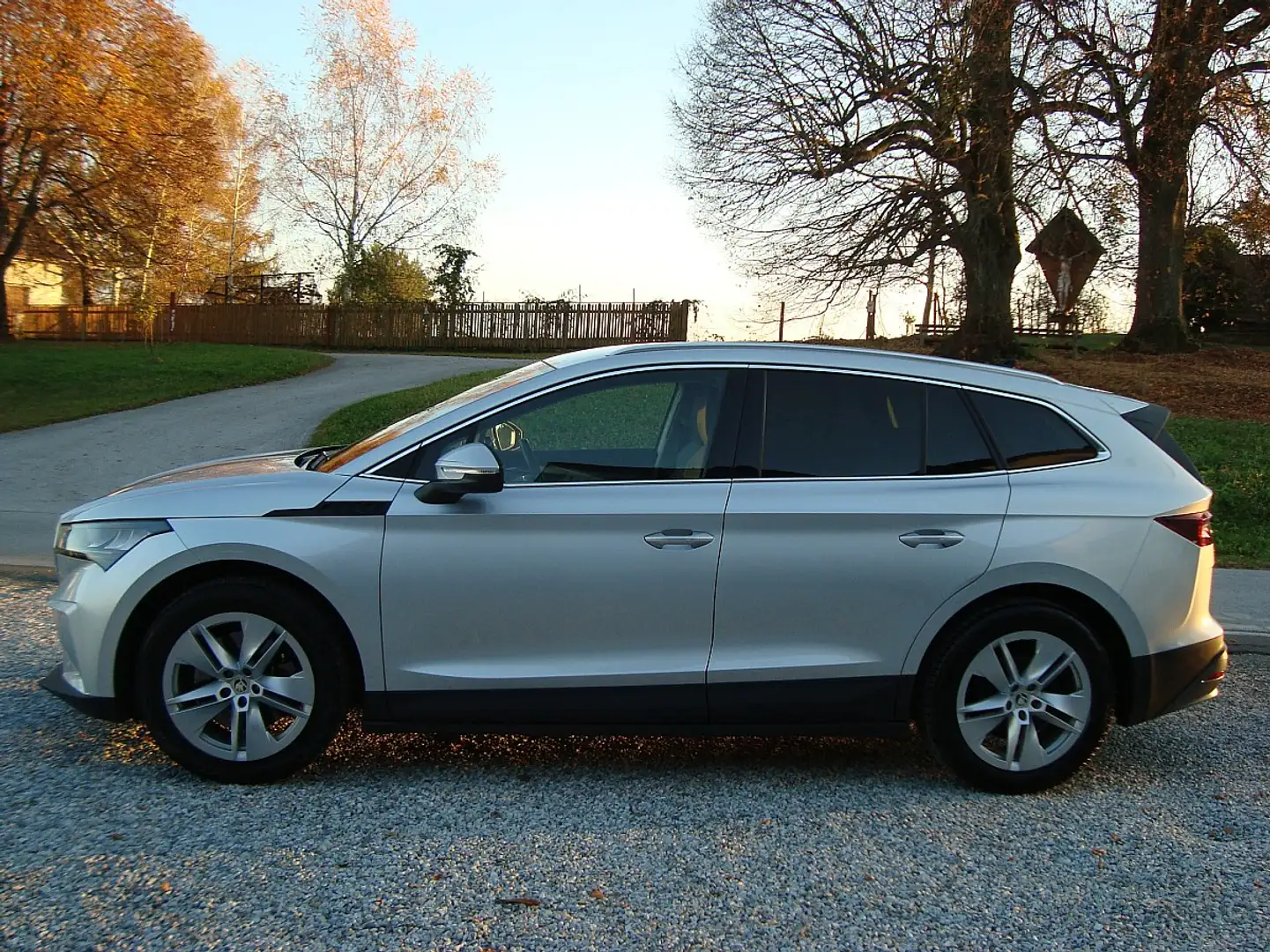 Skoda Enyaq iV 80 82kWh 1-Hand Top Anhängev. elektrisch Mod 22 Silber - 2