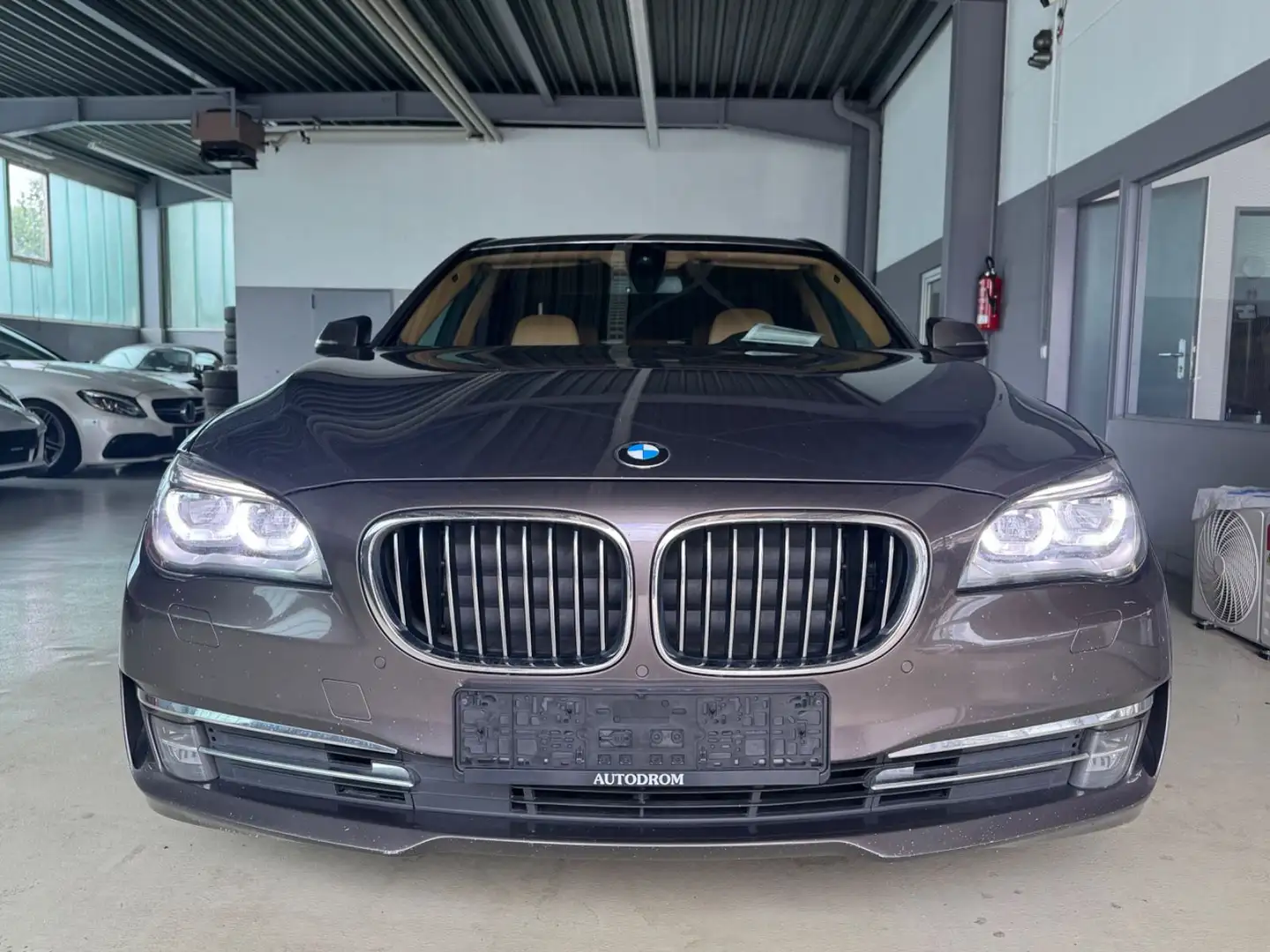 BMW 740 d INDIVIDUAL+Glasdach+Kamera+ Soft-Close+HUD Brun - 2