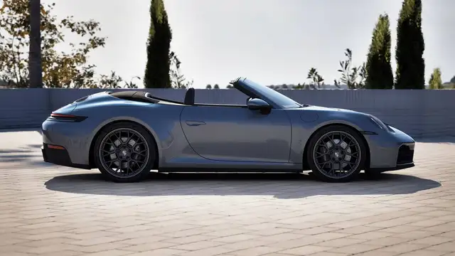 Porsche 911 view 5