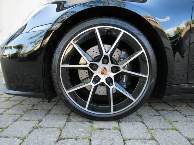 Porsche 911 view 7