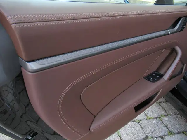 Porsche 911 view 9