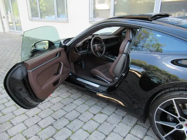 Porsche 911 view 10