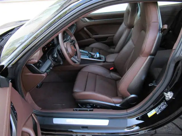 Porsche 911 view 8