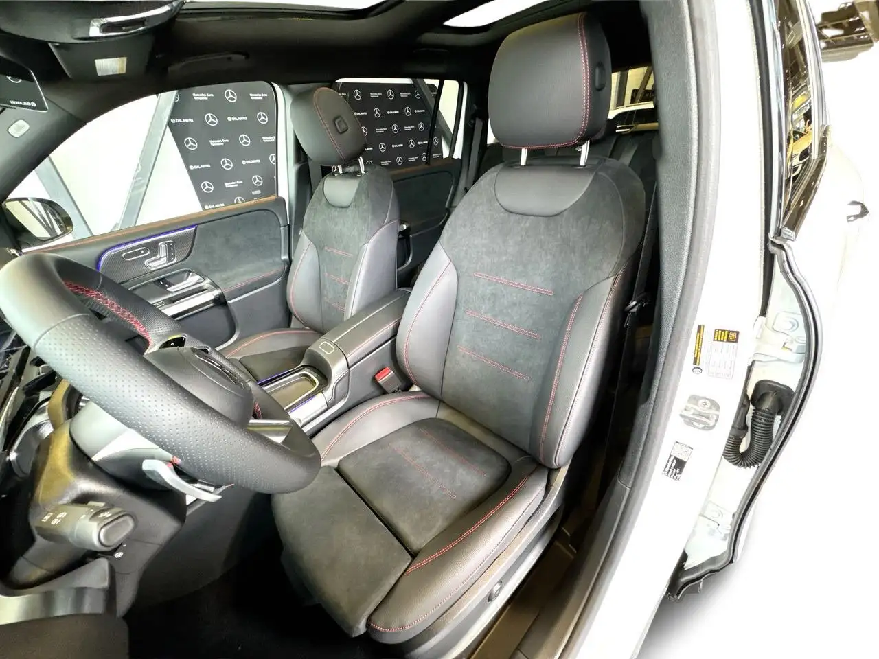 Mercedes-Benz GLB снимка Mercedes-Benz GLB