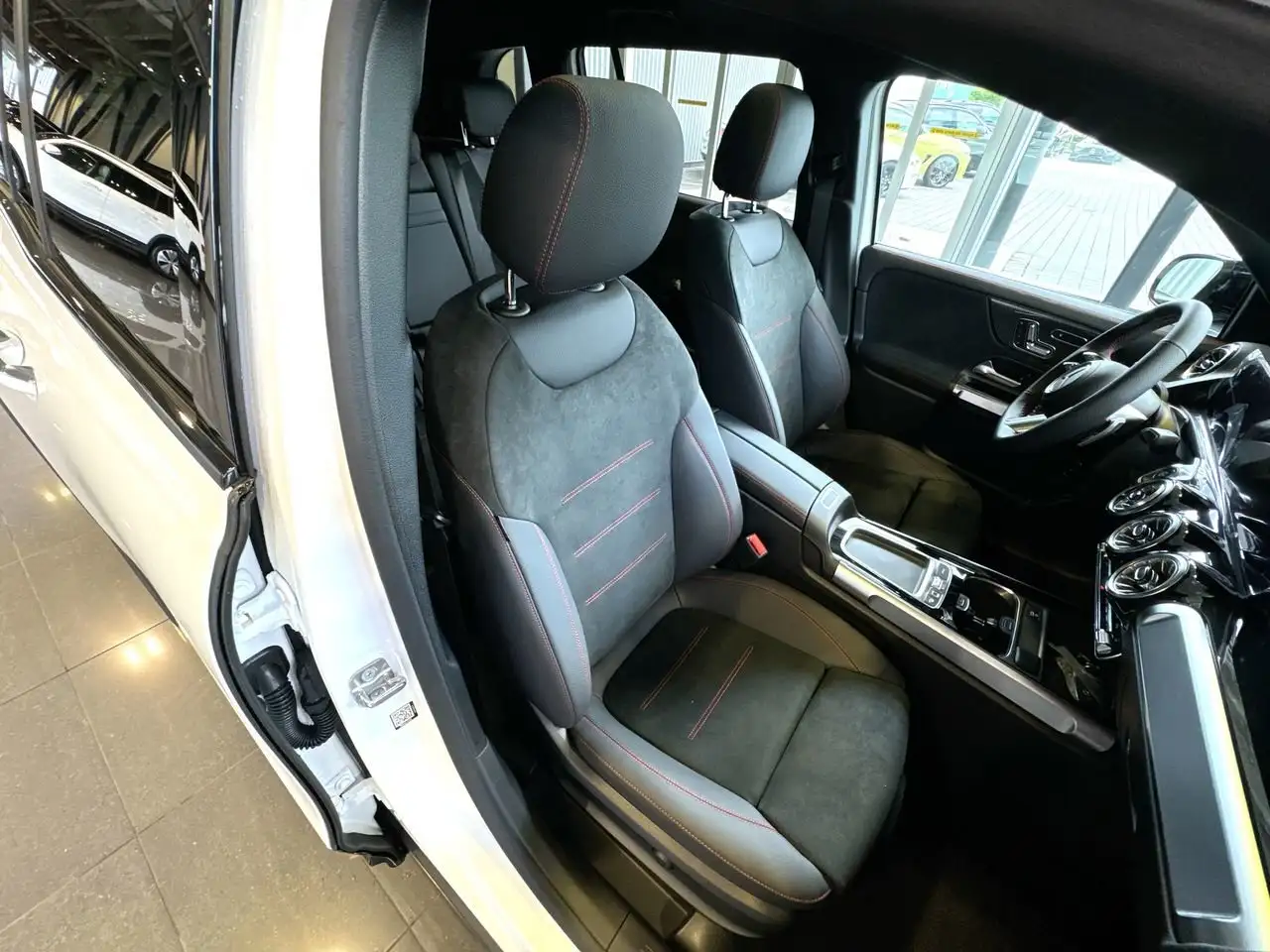 Mercedes-Benz GLB снимка Mercedes-Benz GLB