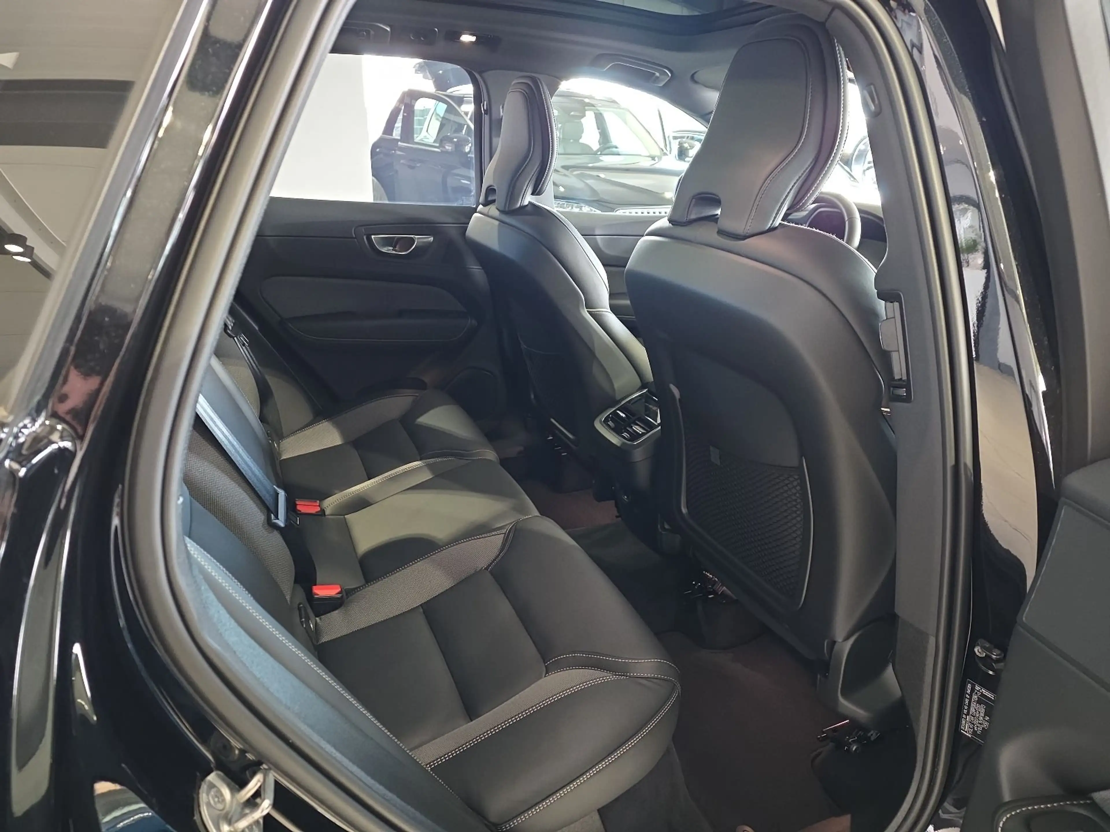 Volvo XC60 B5 Ultimate Dark AWD FourC AHK 360° 21Zoll — photo 13