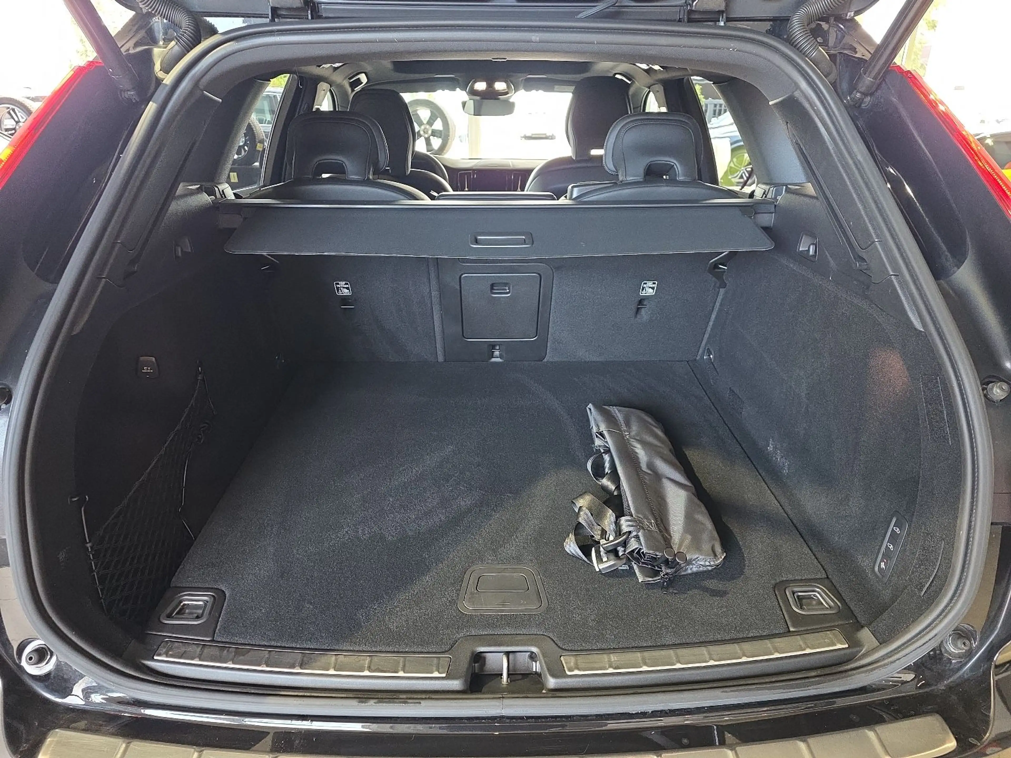 Volvo XC60 B5 Ultimate Dark AWD FourC AHK 360° 21Zoll — photo 14