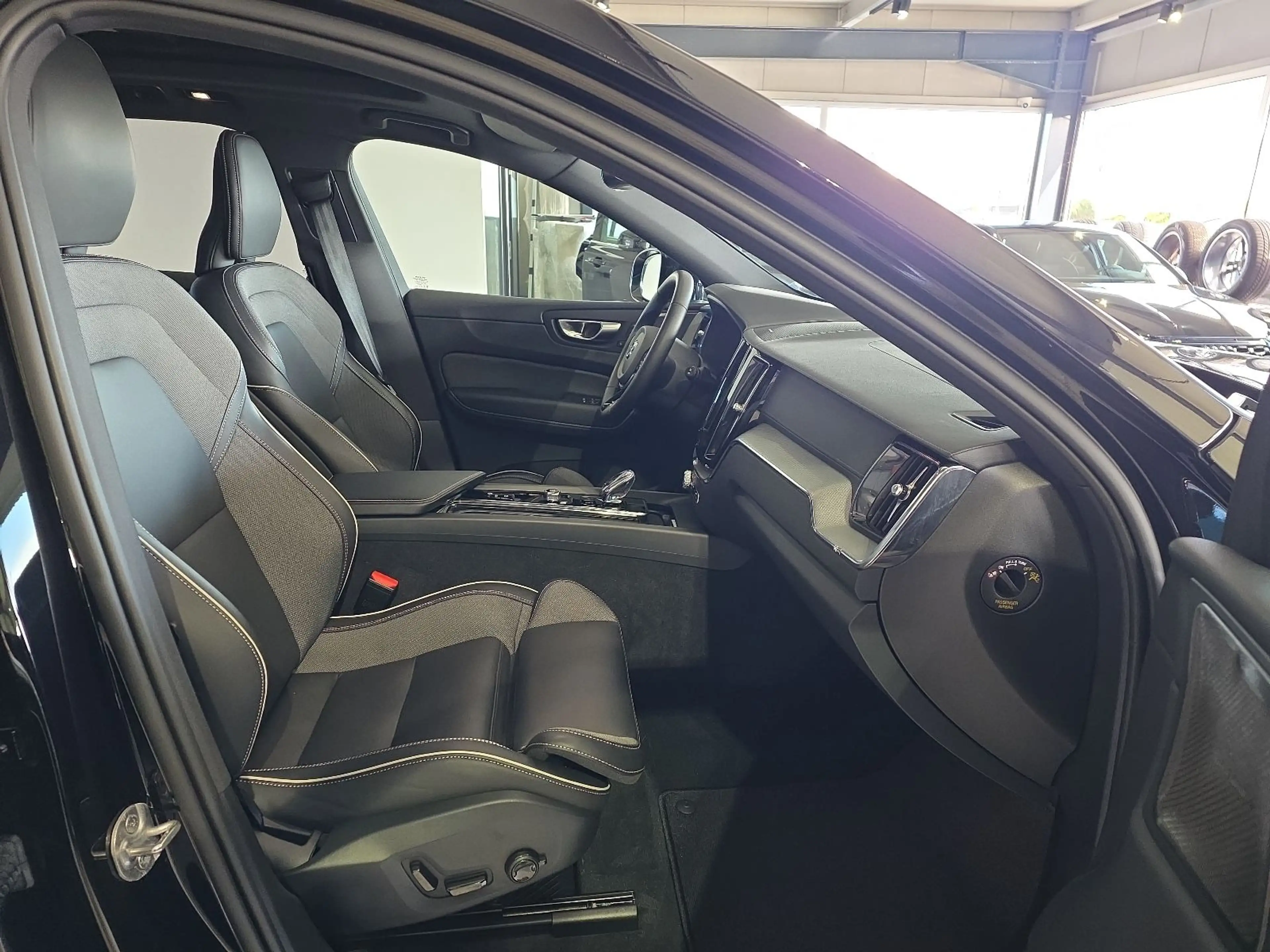 Volvo XC60 B5 Ultimate Dark AWD FourC AHK 360° 21Zoll — photo 11