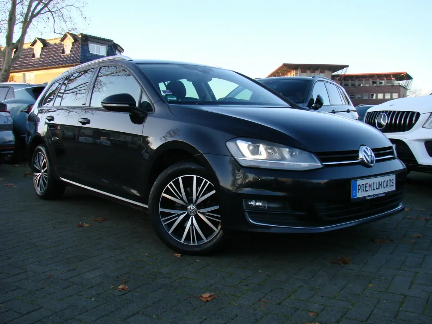 Volkswagen Golf Variant 1.6TDi Allstar BMT ACC AHK Navi PDC Schwarz - 1