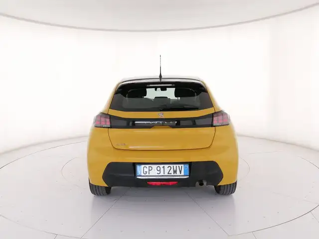 Peugeot 208 view 4