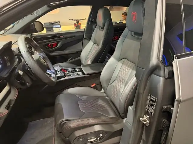 Lamborghini Urus view 9