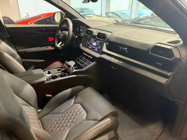 Lamborghini Urus view 6
