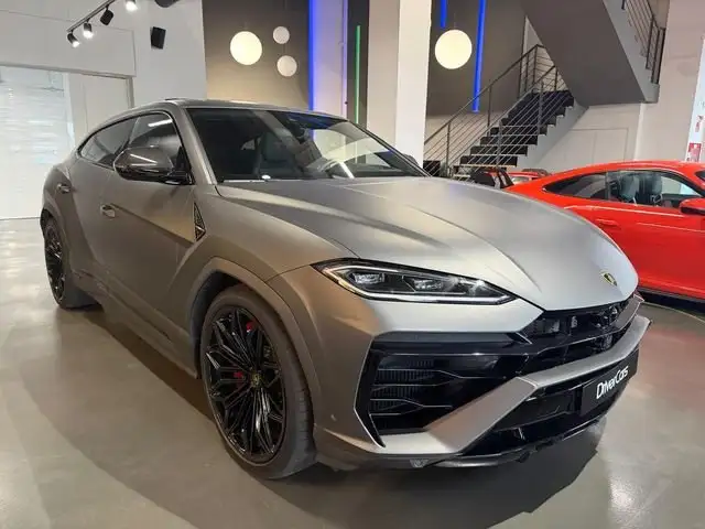 Lamborghini Urus view 2